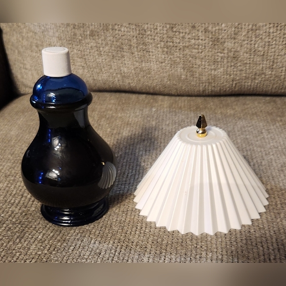Vintage Avon Ming Blue Lamp decanter - Picture 2 of 5